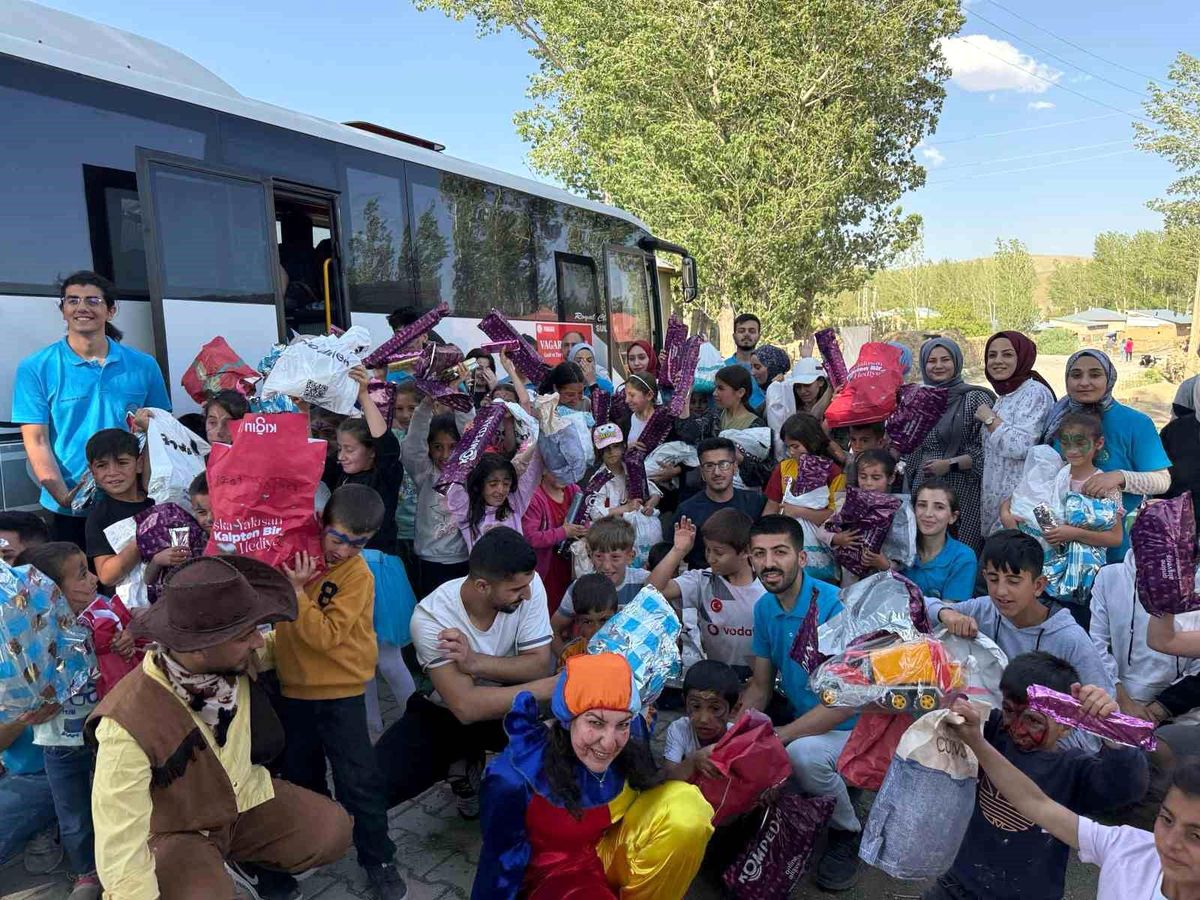 Elazığ Derneğinden Van\'a Anlamlı Gezi