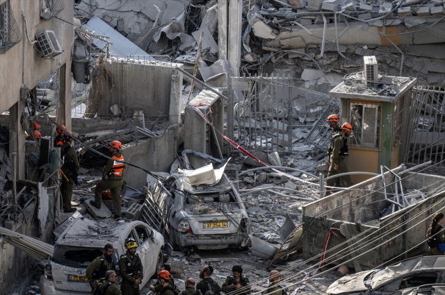 İran'dan İsrail'e yeni saldırı dalgası! Füzeler Tel Aviv'i vuruyor