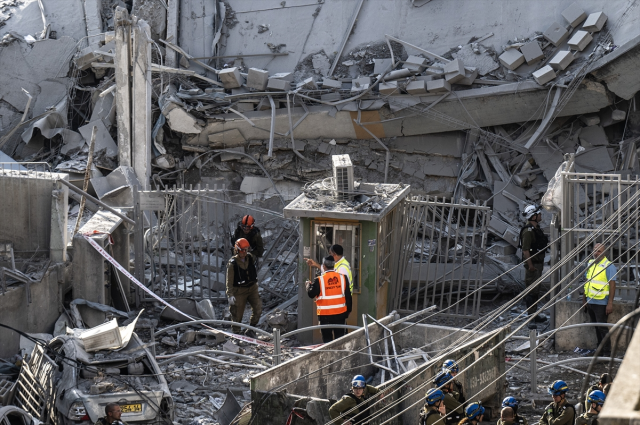 İran'dan İsrail'e yeni saldırı dalgası! Füzeler Tel Aviv'i vuruyor