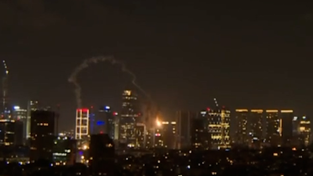 İsrail'in Demir Kubbe'si Tel Aviv'i vurdu! O anlar kamerada