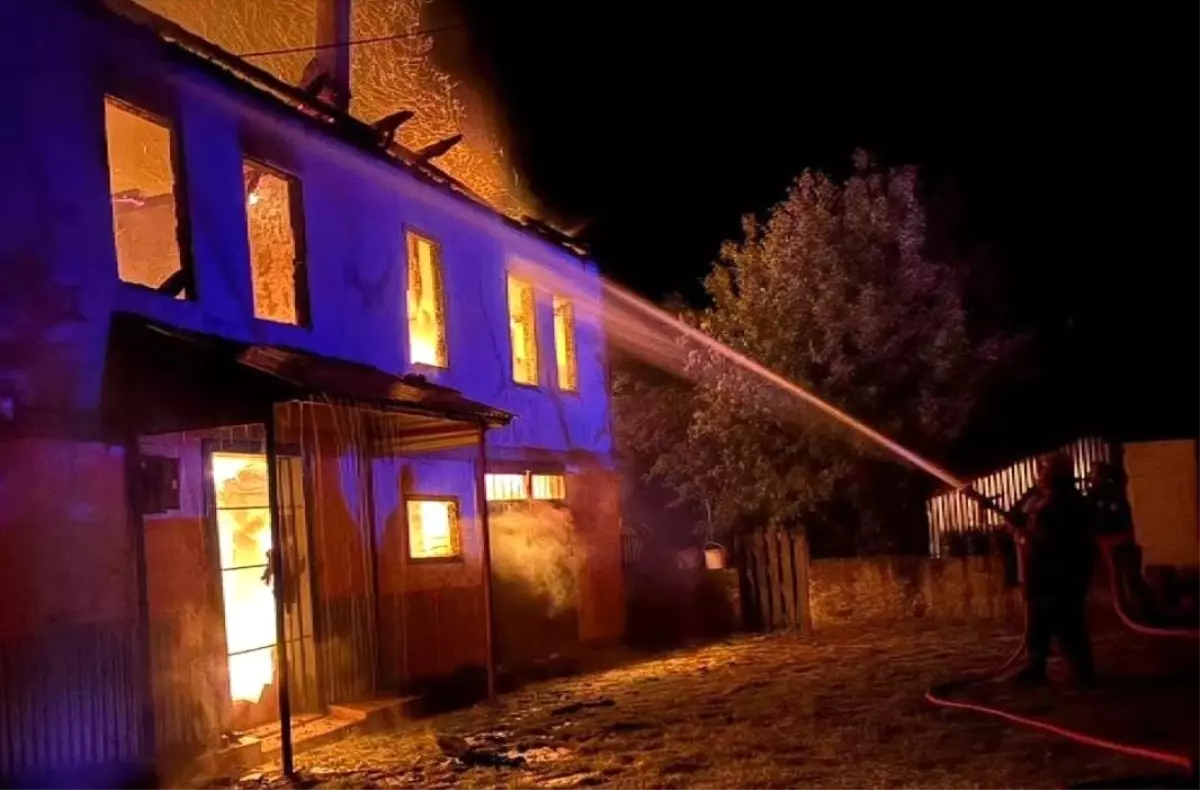 Karabük\'te Yangın: 2 Katlı Ev Kullanılamaz Hale Geldi