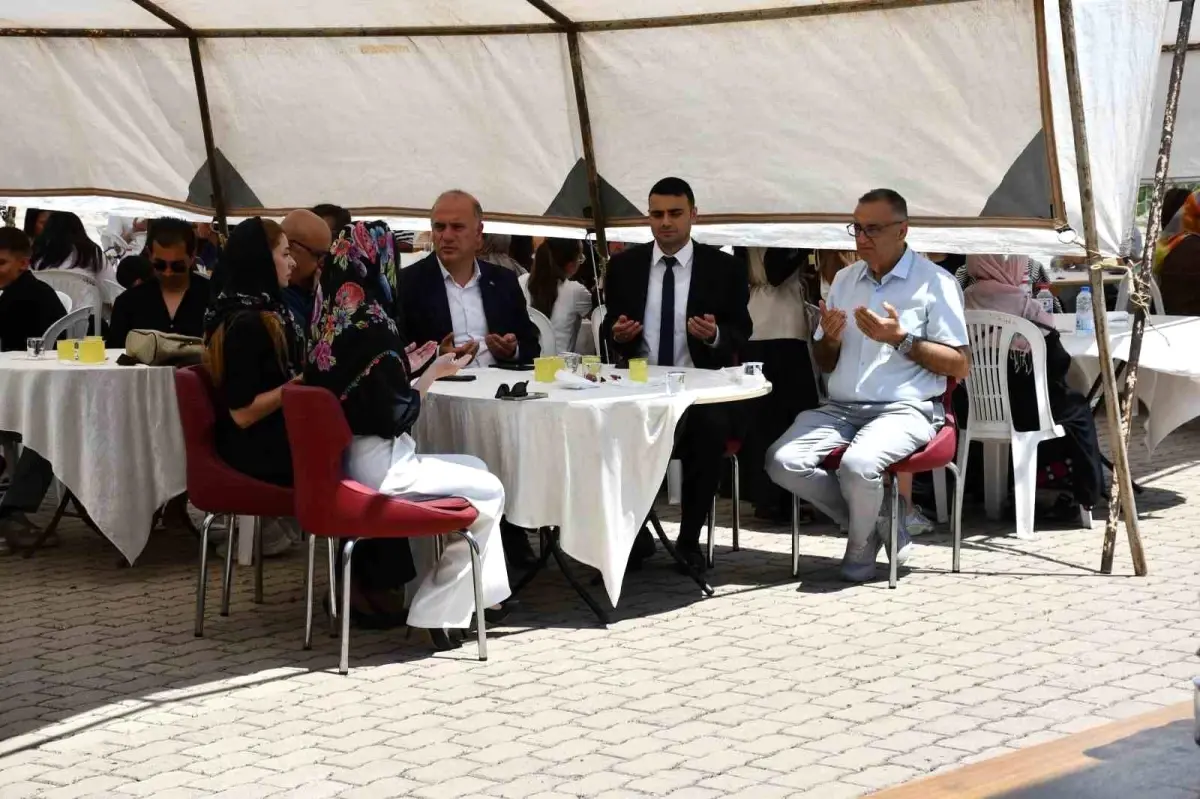 Nilüfer Hatun Lisesi\'nde Motosiklet Kazasında Hayatını Kaybeden Öğrenciler İçin Mevlid-i Şerif Programı Düzenlendi