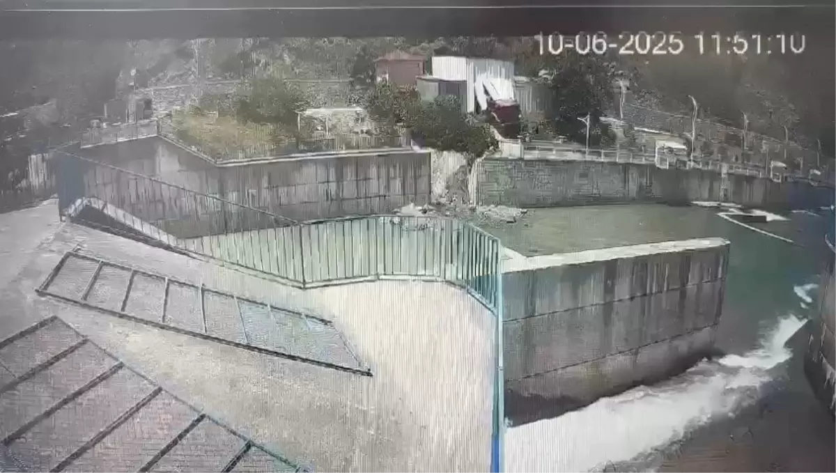 Kamyon Dereye Düştü, Sürücü Yaralandı