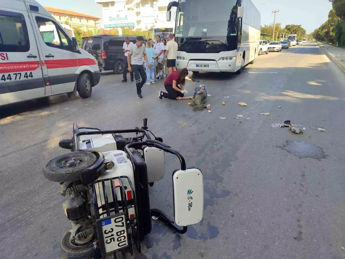 Antalya\'da Otobüs ve Motosiklet Çarpıştı: 2 Yaralı
