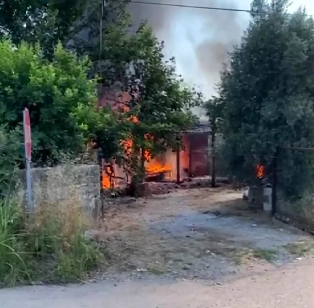 Antalya\'da Yangın: Ev ve Traktör Küle Döndü