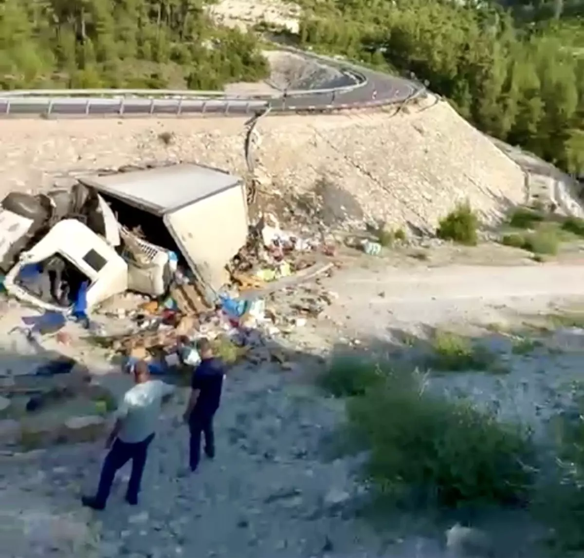Antalya\'da Kontrolden Çıkan Kamyon 5 Metre Yuvarlandı: Sürücü Ağır Yaralandı