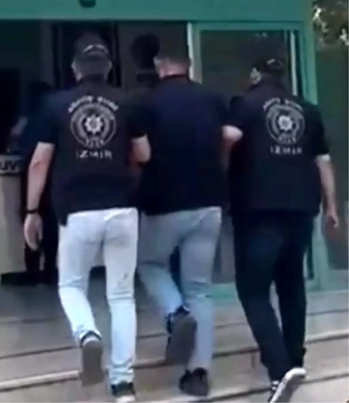 İzmir\'de 2 Hükümlü Operasyonla Yakalandı