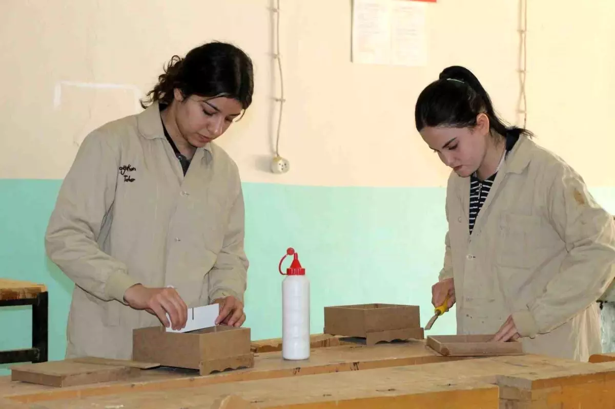 Şırnaklı Kızlar Mobilya Sektöründe