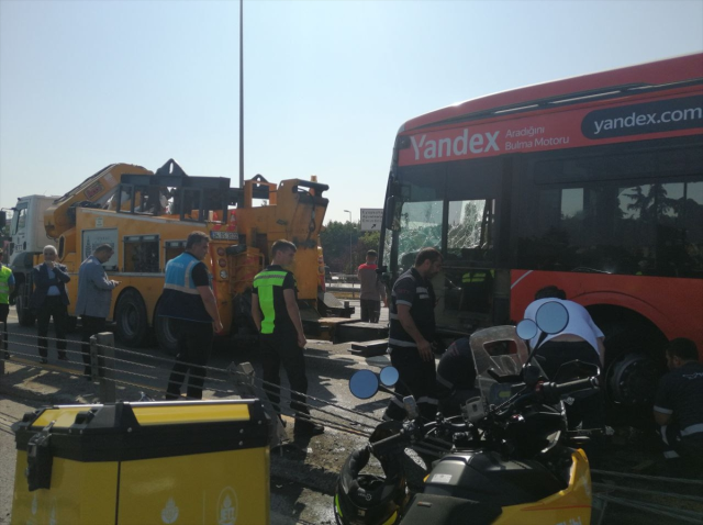 Haliç Köprüsü'nde metrobüs kazası
