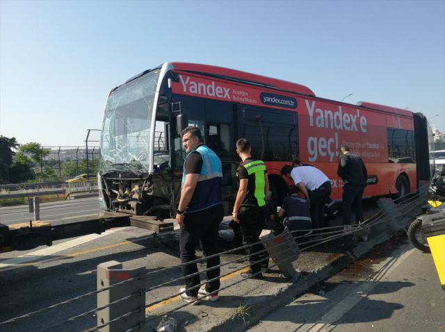 Haliç Köprüsü'nde metrobüs kazası