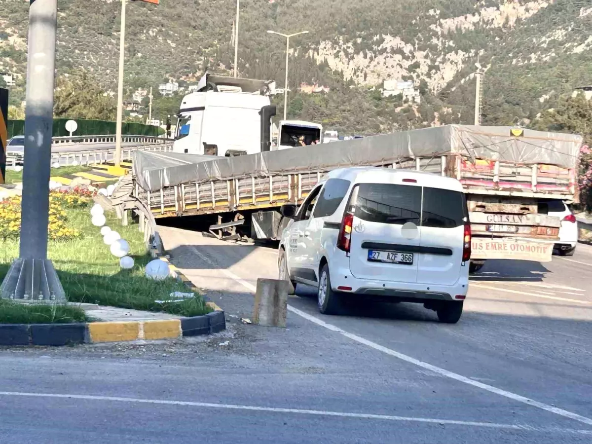 Hatay\'da Tır Dorsesi Yolda Kaldı