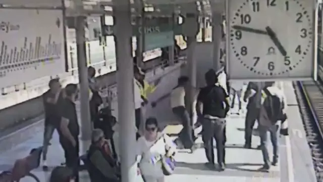 İZBAN'da Sigara İçen Yolcu ile Güvenlik Görevlisi Arasında Arbede: 44 Yaşındaki Görevli Hayatını Kaybetti