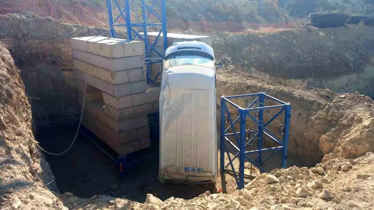 Samandağ\'da Minibüs Devrildi: 4 Yaralı