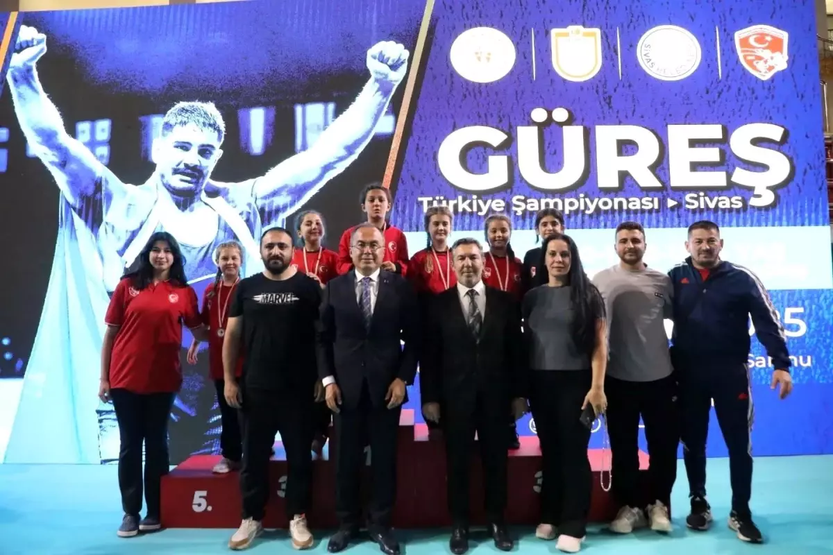Minikler Türkiye Güreş Şampiyonası Sivas\'ta Tamamlandı