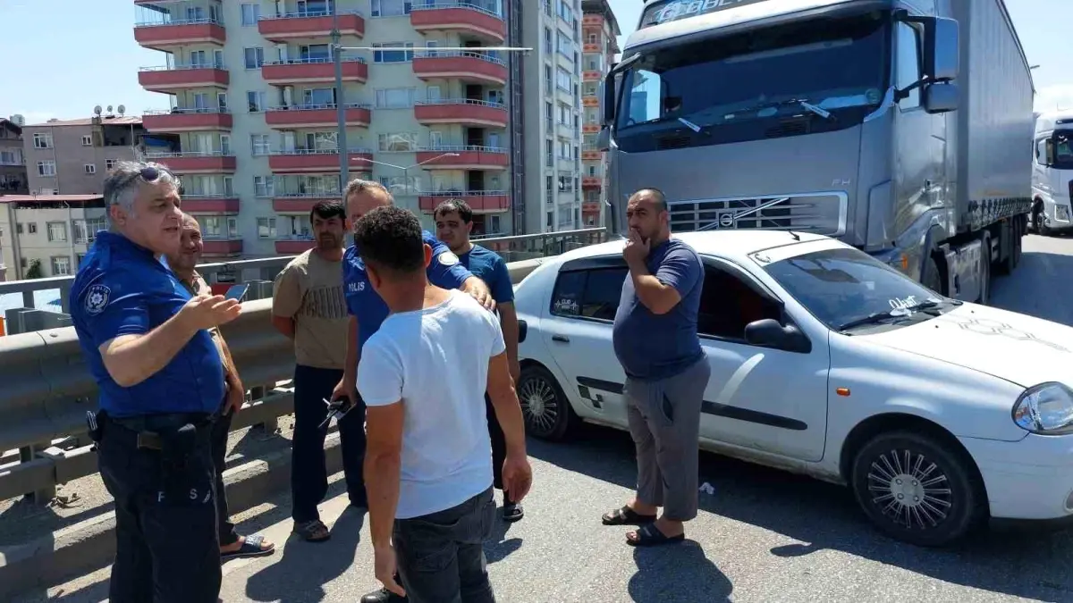 Samsun\'da Tır ile Otomobil Çarpıştı: 5 Yaşındaki Çocuk Yaralandı