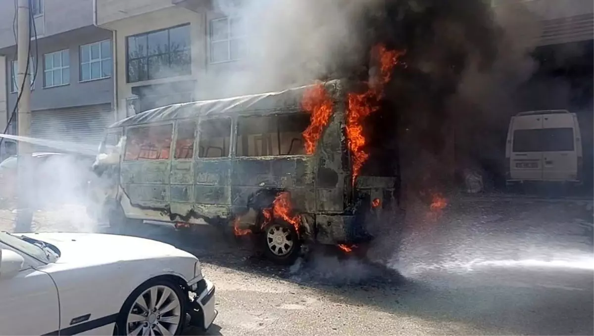 Denizli\'de Seyir Halindeki Minibüs Yangını
