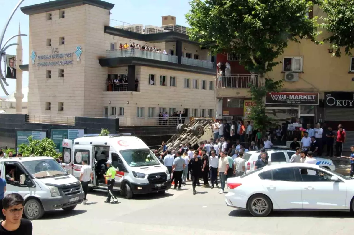 Şırnak\'ta Freni Patlayan Kamyonet Kaza Yaptı