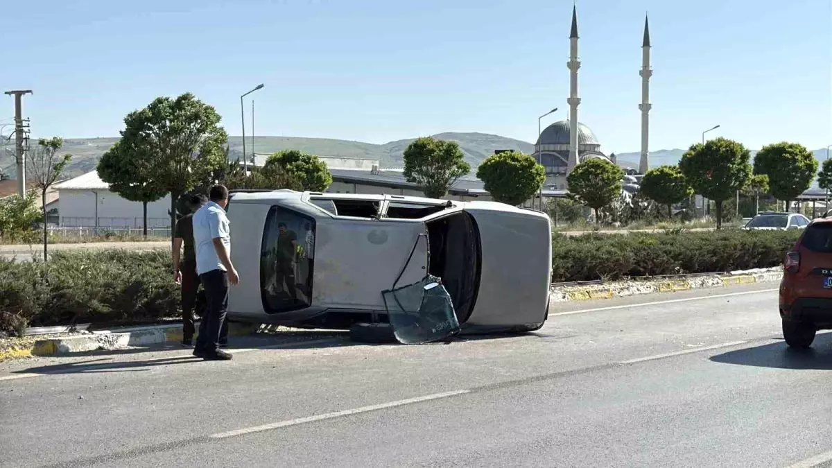 Sivas\'ta Takla Atan Araçta 2 Yaralı