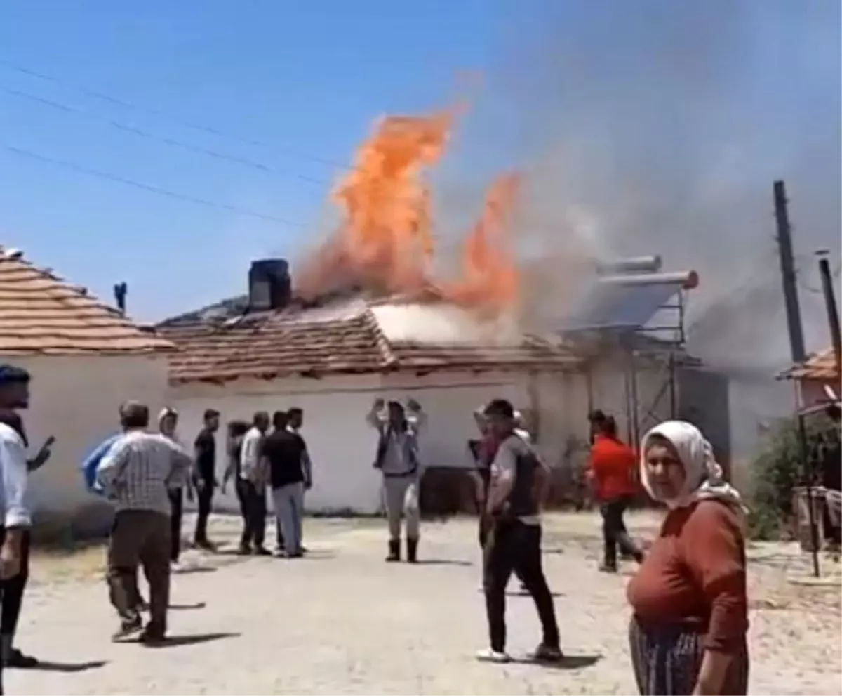 Alaşehir\'de Yemek İçin Yakılan Ateş Ev ve Hayvan Damını Yaktı