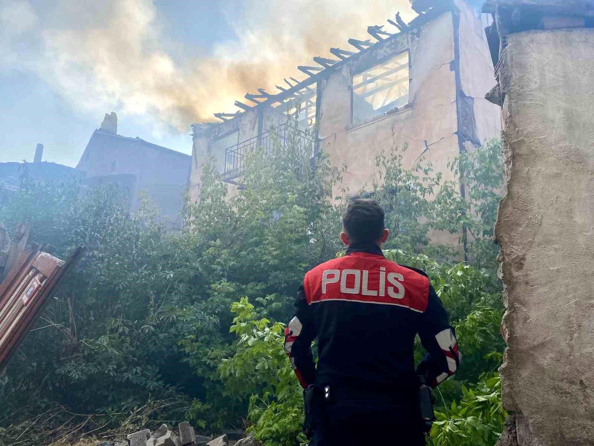 Çankırı\'da Metruk Evde Yangın