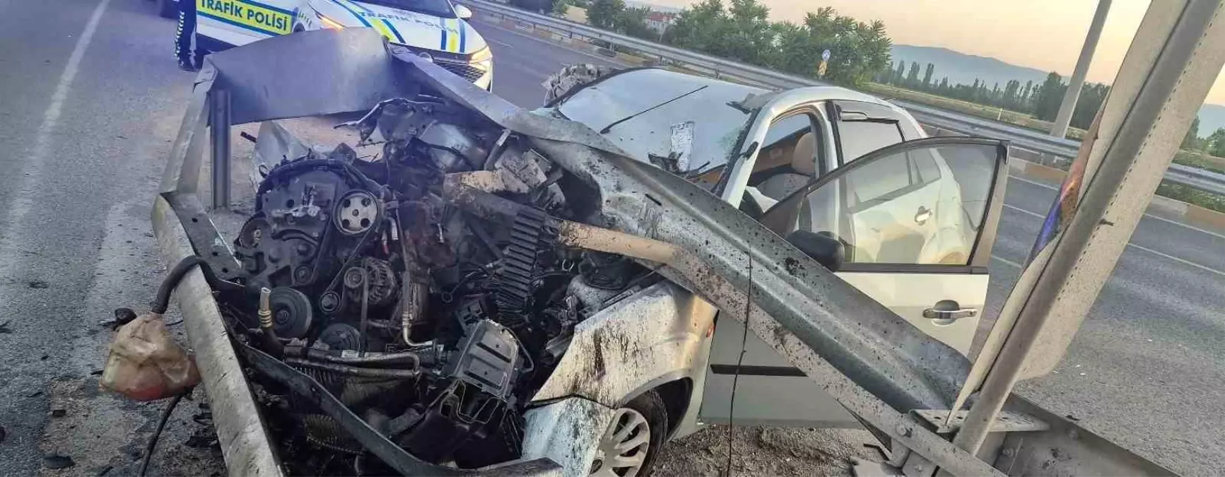 Eskişehir\'de Otomobil Bariyere Çarptı