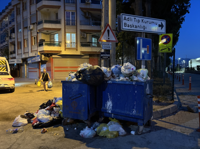 Buca'da belediye işçileri greve gitti, ilçede çöp yığınları oluştu