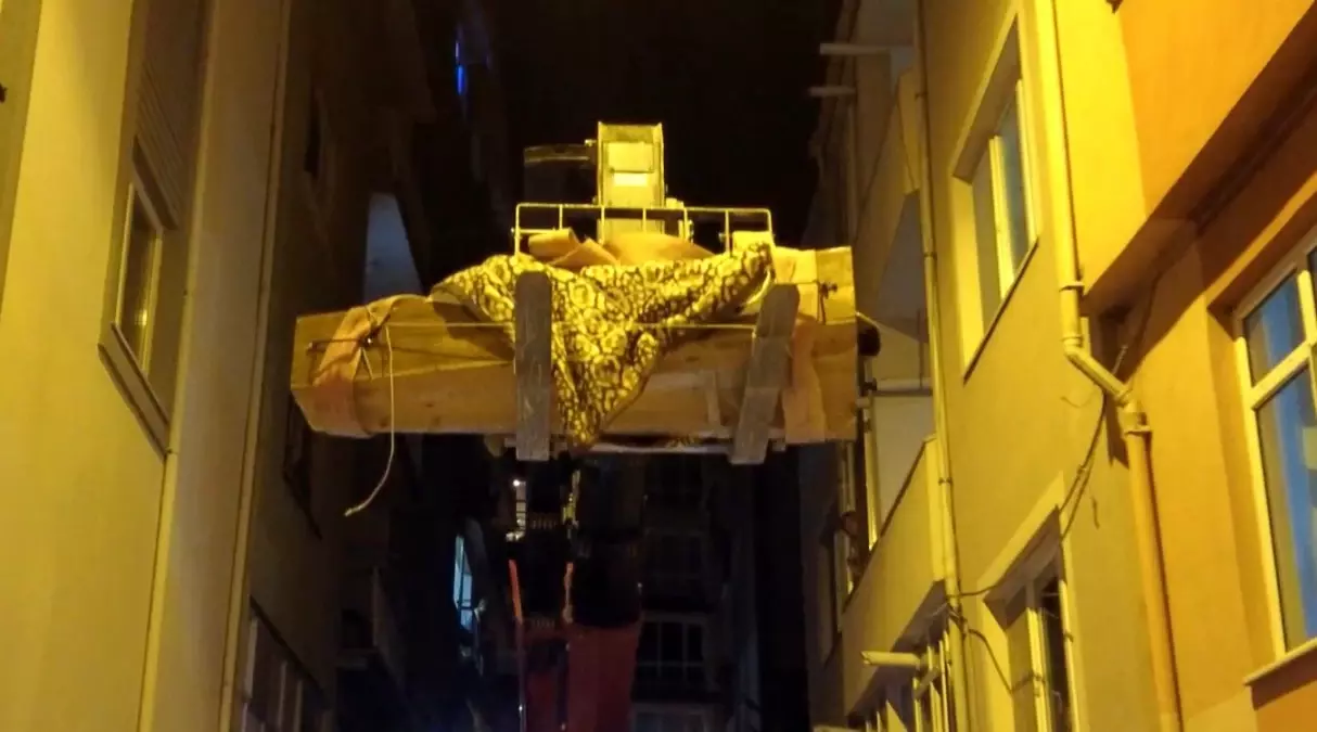 Edirne\'de Cansız Bedeni Vinçle Çıkarıldı