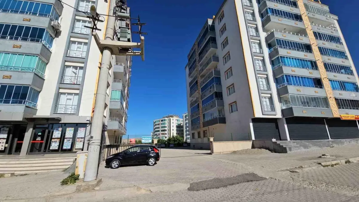 9 Yaşındaki Kız Çocuğu Yangın Merdiveninde Bulundu