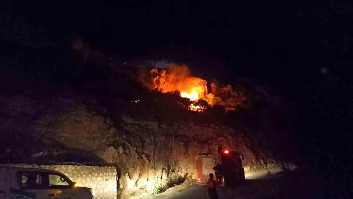 Mardin Kalesi Eteğinde Yangın Söndürüldü