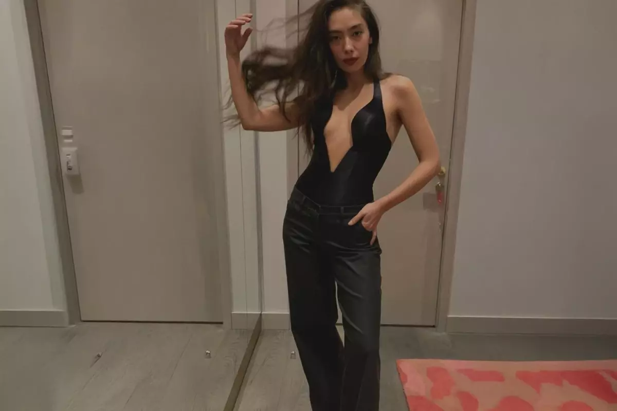 Neslihan Atagül\'den yatakta kutlama pozu