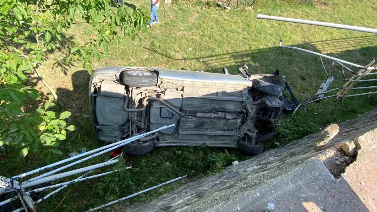 İzmit\'te Takla Atan Araç Sürücüsü Sağ Kurtuldu