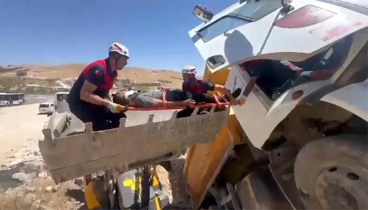 Şanlıurfa\'da Kamyon Devrildi, Sürücü Kurtarıldı