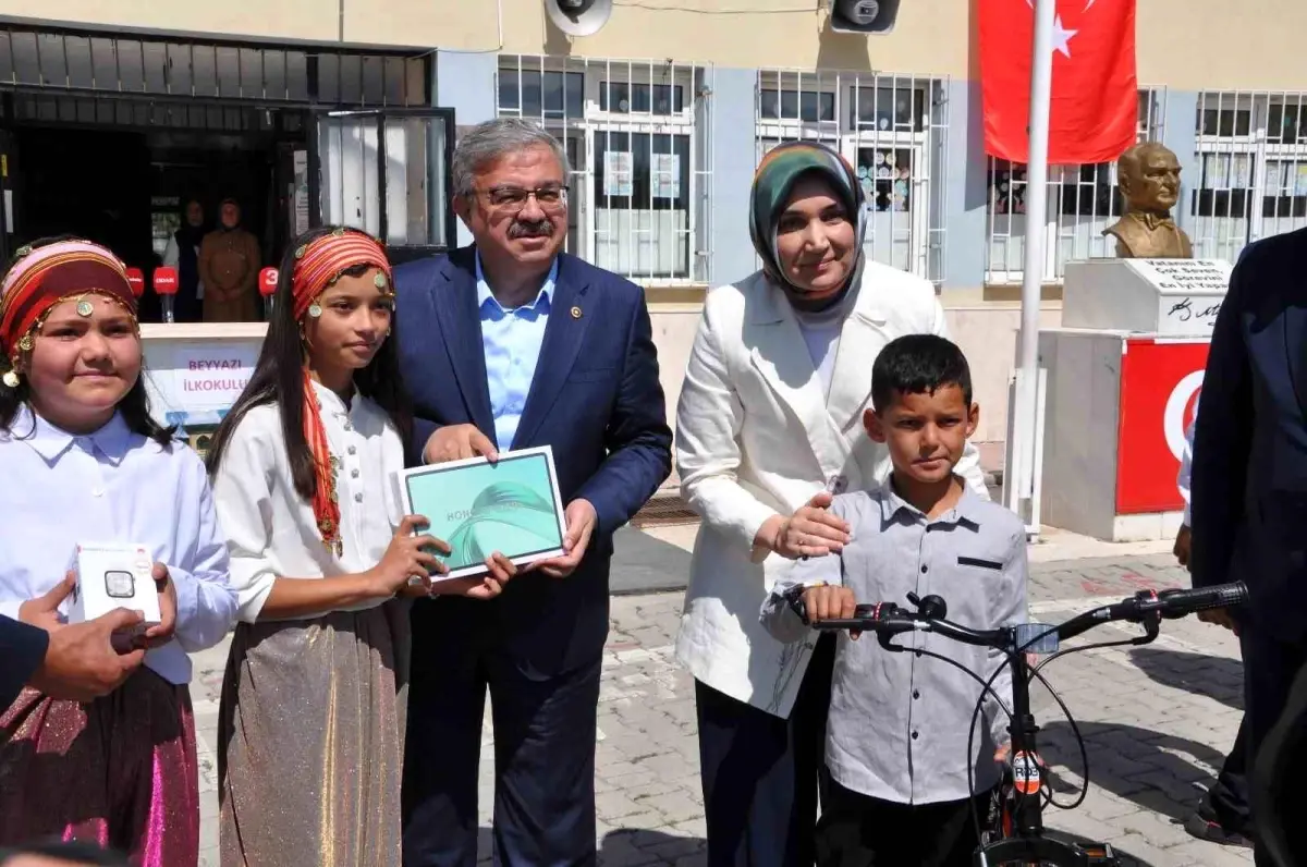 Afyonkarahisar\'da Karneler Dağıtıldı