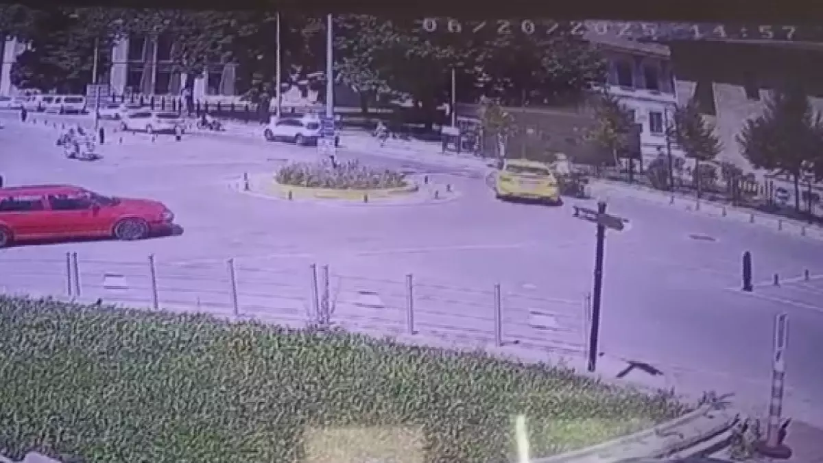 Taksinin çarptığı trafik polisi hastaneye kaldırıldı