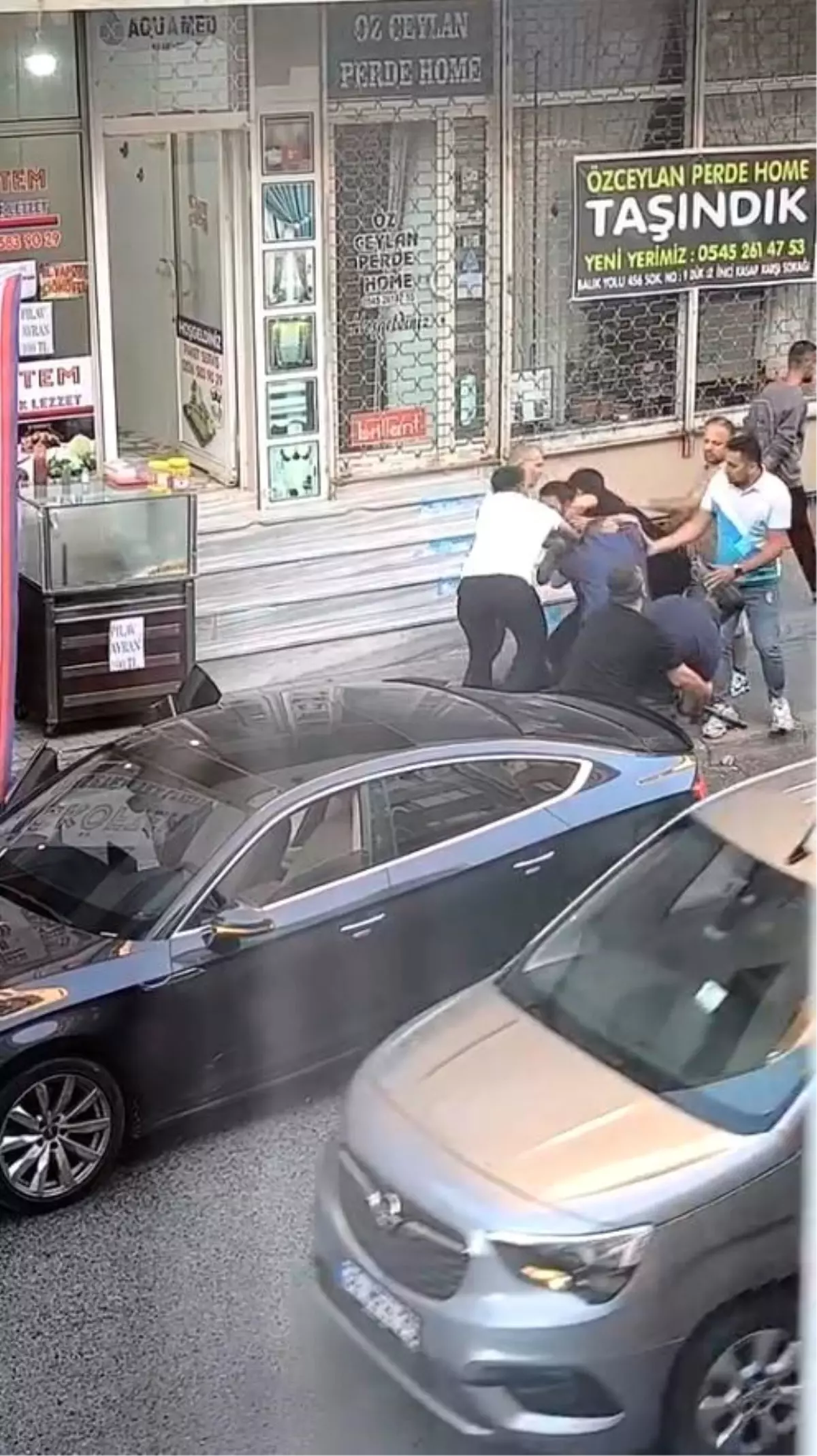 Cadde ortasında yaşlı adamı sopayla darbettiler
