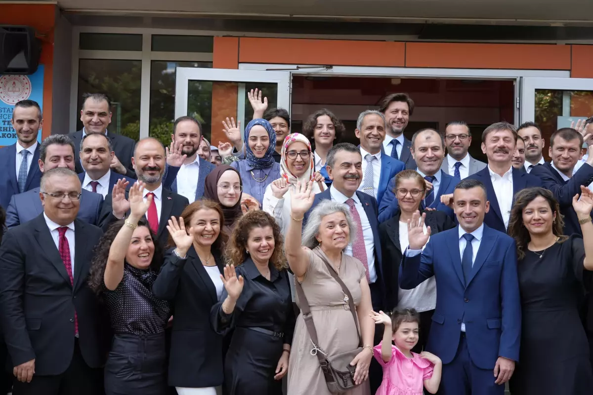 Bakan Tekin, öğrencilerin karne sevincine ortak oldu