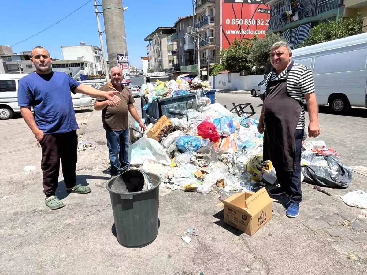 İzmir\'de Çalışanlar Maaşlarını Alamayınca Sokaklar Çöple Doldurdu