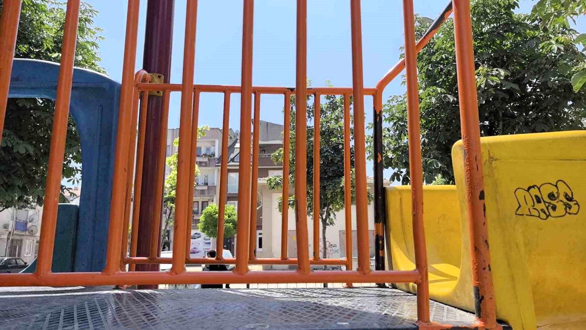 İnegöl\'de Çocuk Korkuluklara Sıkıştı