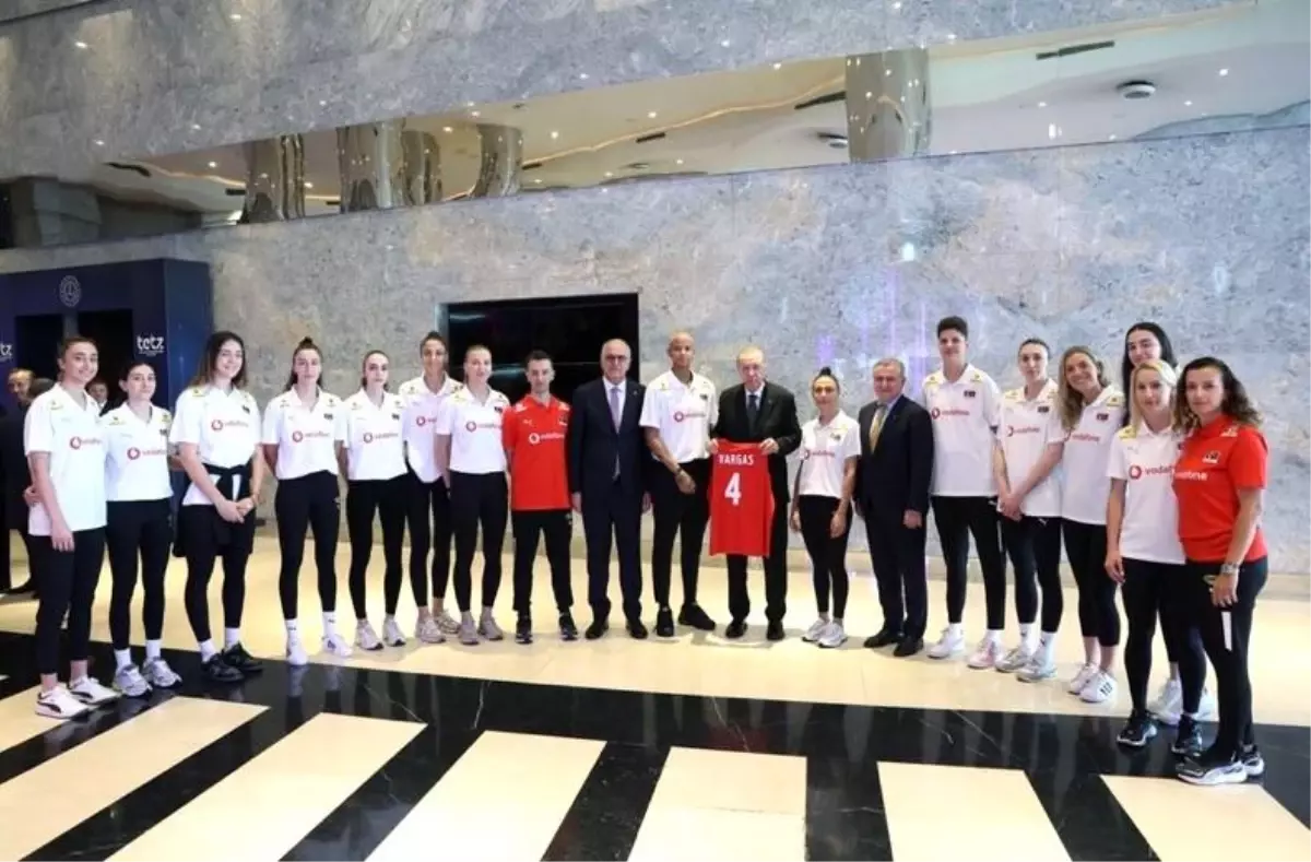 Cumhurbaşkanı Erdoğan, A Milli Kadın Voleybol Takımı ile bir araya geldi