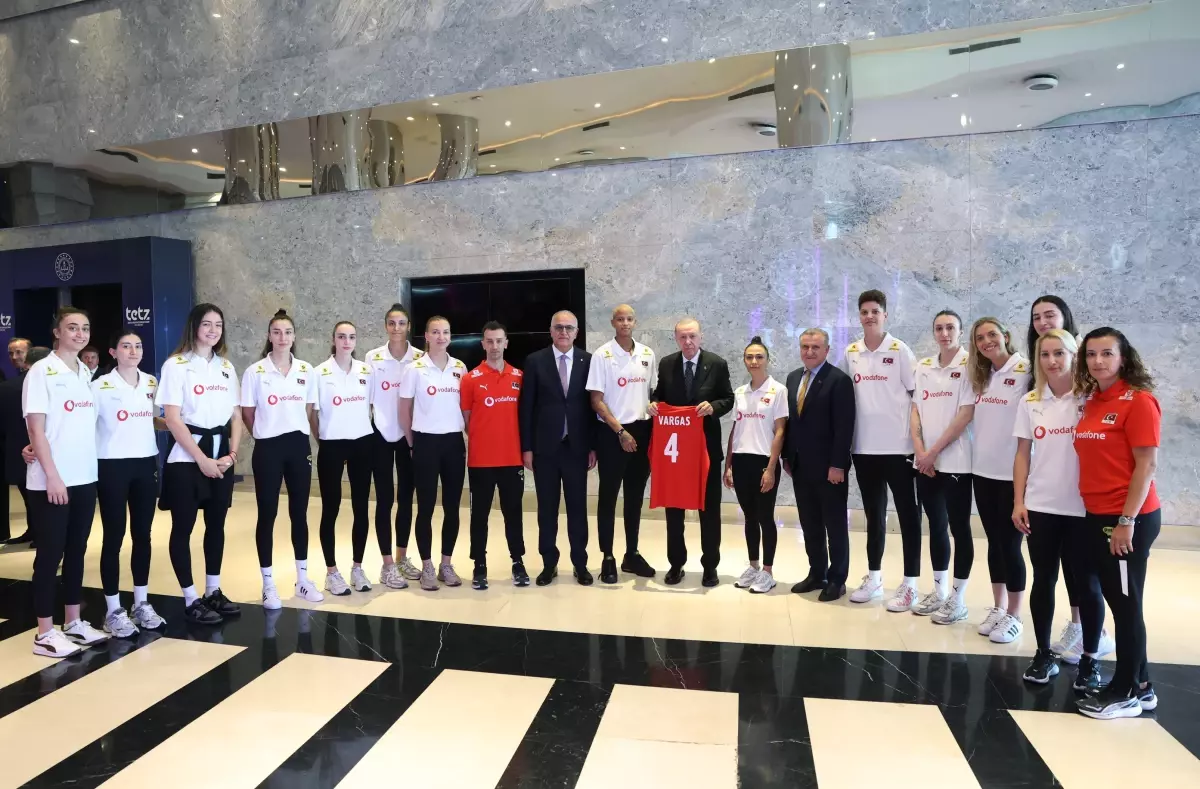 Cumhurbaşkanı Erdoğan, A Milli Kadın Voleybol Takımı ile Bir Araya Geldi