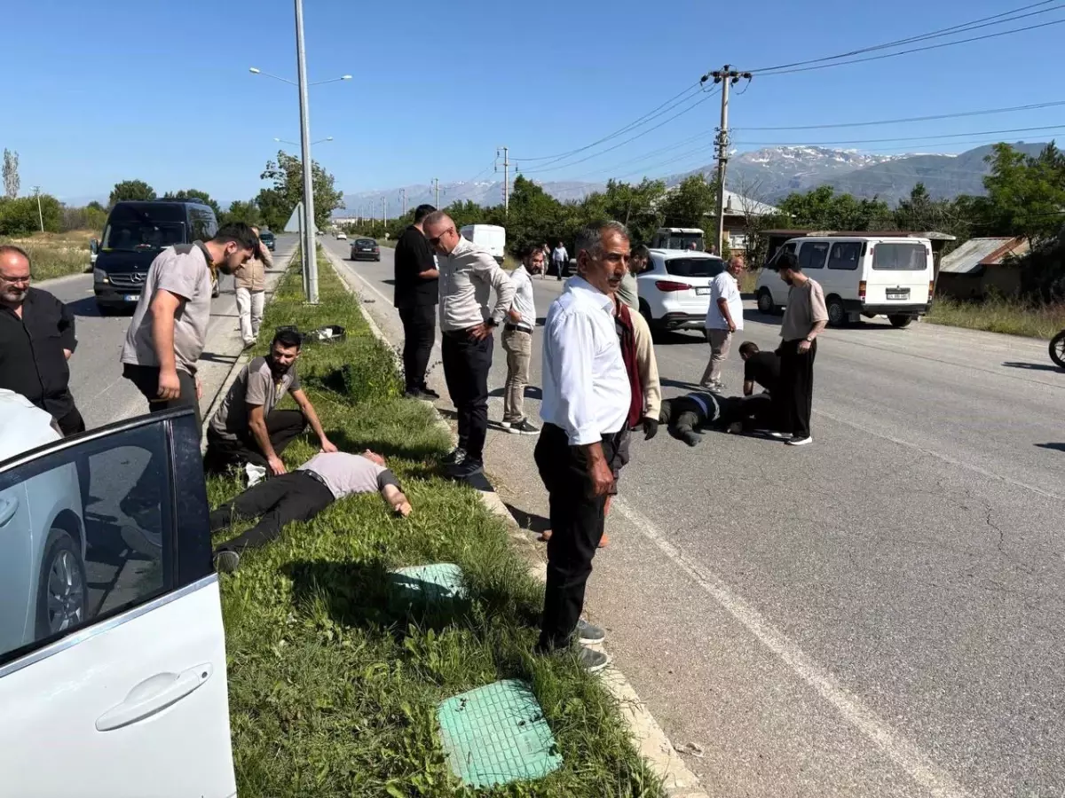 Erzincan\'da otomobil ve motosiklet çarpıştı: 1 ölü, 1 yaralı