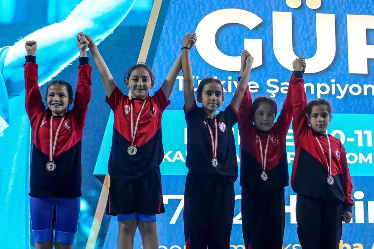Aydınlı Genç Sporcular Güreş Türkiye Şampiyonası\'nda Başarı Elde Etti