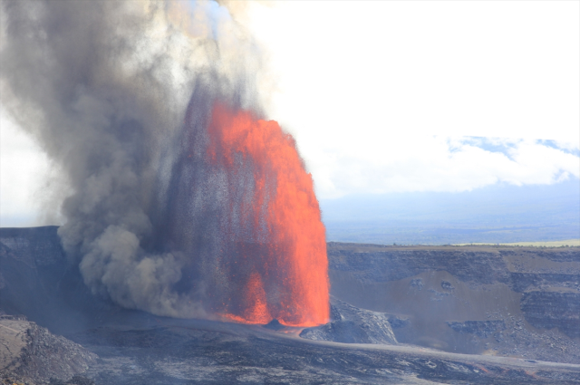 Hawaii'de Kilauea Yanardağı lav püskürtmeye devam ediyor