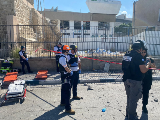 İran'ın Hayfa'yı vurduğu an! Dumanlar metrelerce yükseğe çıktı