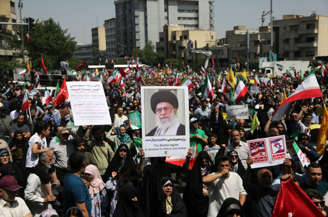 İranlılar, cuma namazı sonrası sokaklara döküldü
