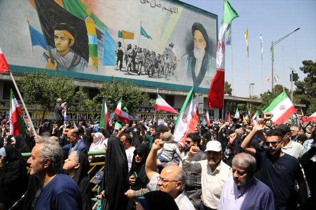 İranlılar, cuma namazı sonrası sokaklara döküldü