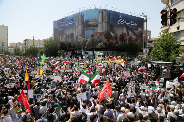 İranlılar, cuma namazı sonrası sokaklara döküldü