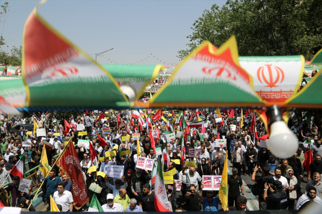 İranlılar, cuma namazı sonrası sokaklara döküldü