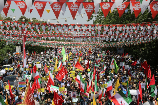 İranlılar, cuma namazı sonrası sokaklara döküldü