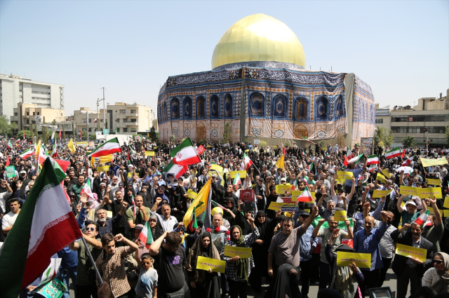 İranlılar, cuma namazı sonrası sokaklara döküldü